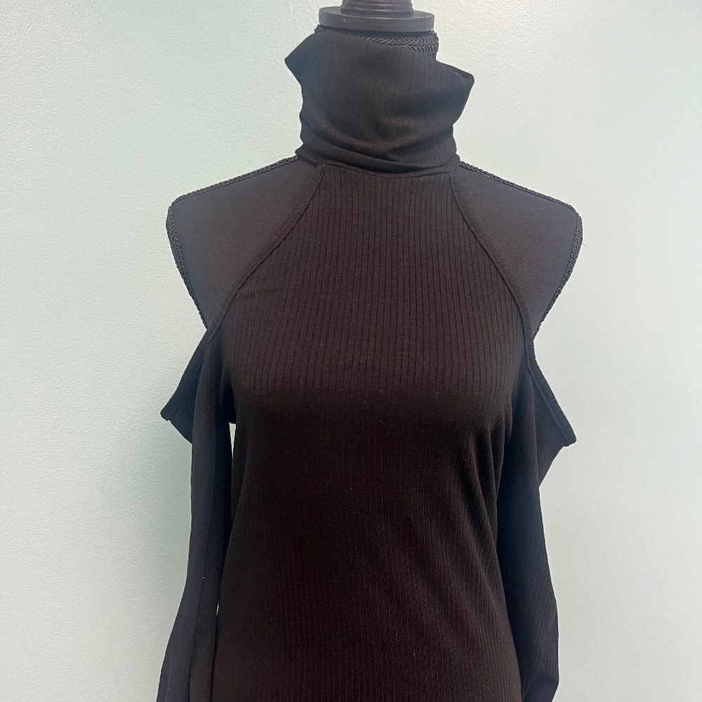 Milan Kiss cold shoulder sleeves turtleneck top in black size S.